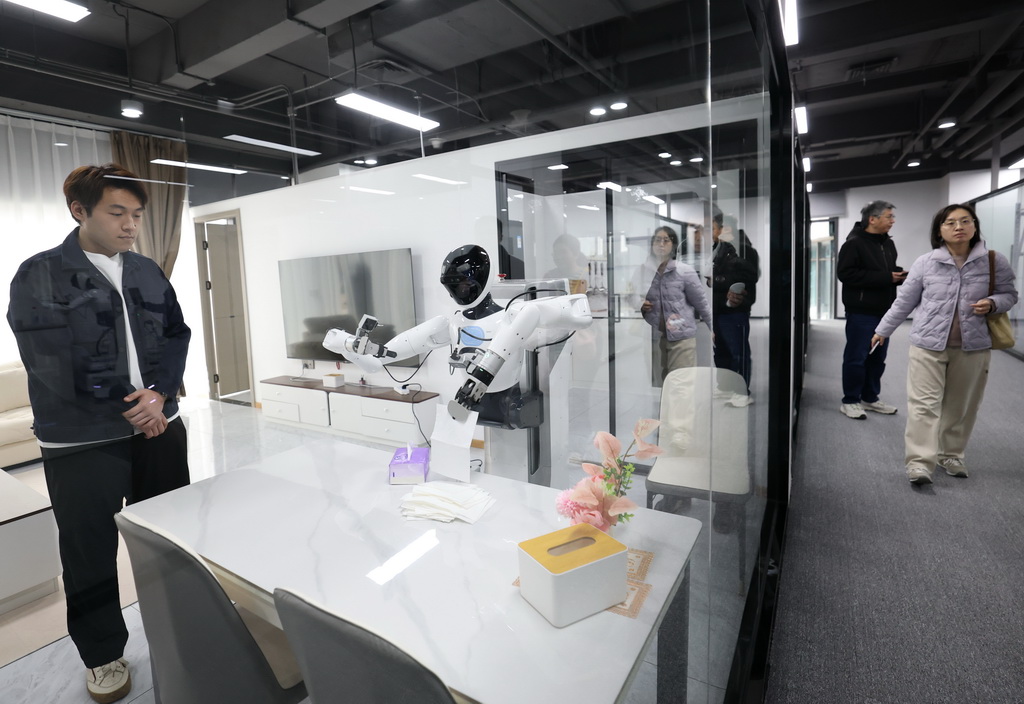 3月17日，在北京市石景山區具身智能觸覺及多模態感知數訓創新中心，工作人員在訓練機器人。新華社記者 張晨霖 攝