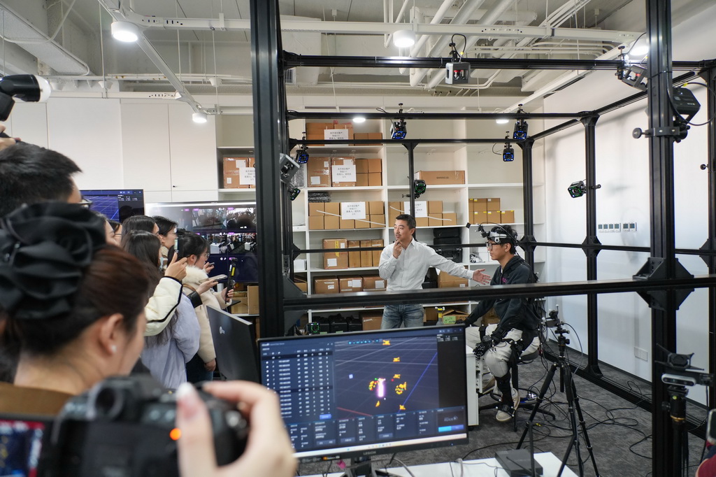 3月18日，在北京中關村（海澱）具身智能創新產業園，諾亦騰機器人副總裁、合伙人李遙（后排右二）在介紹高精度人類行為數據與機器人數據的採集、標注、預處理。新華社記者 謝晗 攝