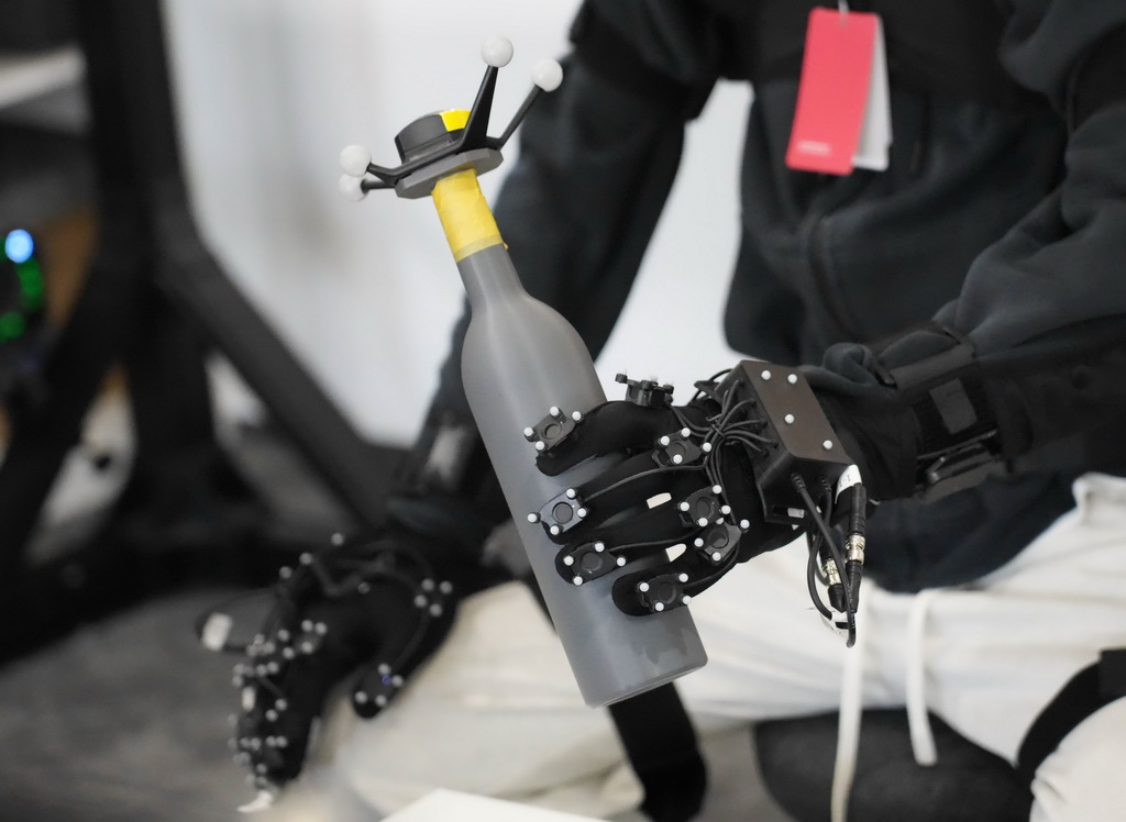 3月18日，在北京中關村（海澱）具身智能創新產業園，諾亦騰機器人的一名工作人員在進行高精度人類行為數據採集。新華社記者 謝晗 攝