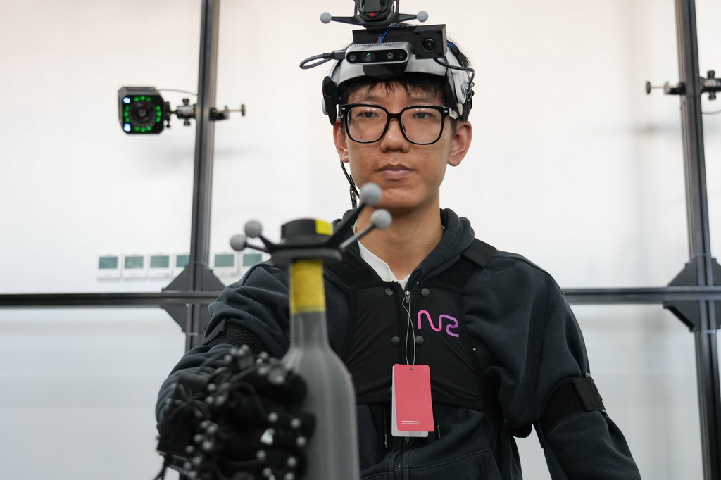 3月18日，在北京中關村（海澱）具身智能創新產業園，諾亦騰機器人的一名工作人員在進行高精度人類行為數據採集。新華社記者 謝晗 攝
