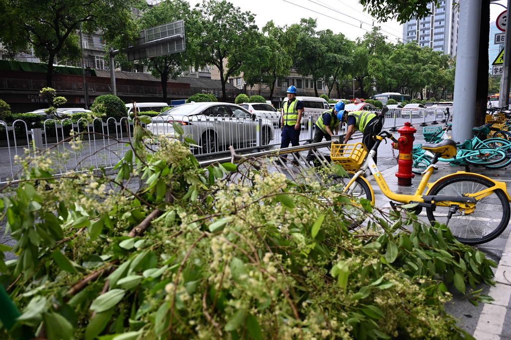 3月30日，在廣州市越秀區解放中路，工作人員進行給排水搶修。