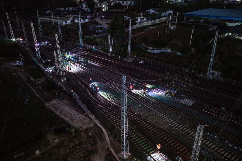 3月30日晚,工人在贵州瓮马铁路南北延伸线绿荫湖站改造工程现场施工(无人机照片)。