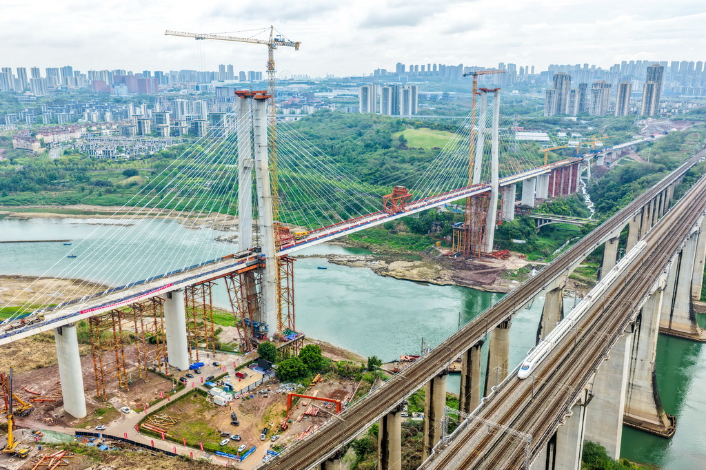 这是3月31日拍摄的成渝中线高铁井口嘉陵江特大桥建设现场（无人机照片）。