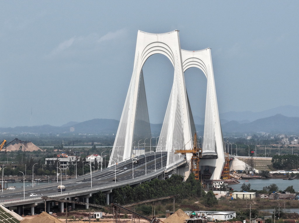这是3月31日拍摄的建成通车的平陆运河沙井钦江大桥（无人机照片）。