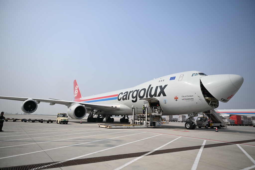 3月31日，在鄭州新鄭國際機場，一架盧森堡貨航貨機卸貨完畢。