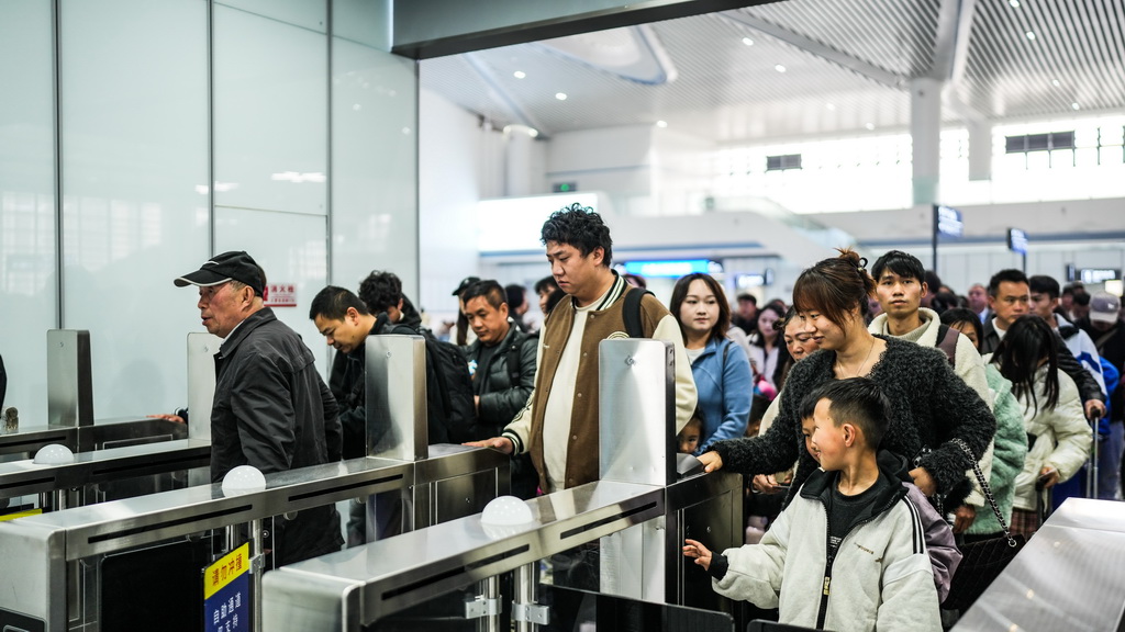 4月1日，旅客在六盘水火车站南站房排队验票乘车。