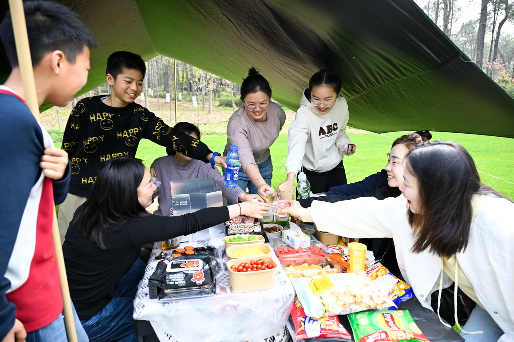 4月1日，小学生和家长在位于江苏省句容市的江苏农博园露营。