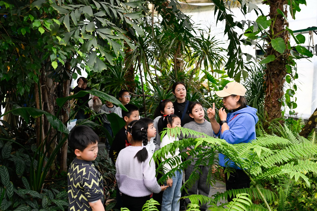 4月1日，在位于江苏省句容市的江苏农博园，工作人员给小朋友讲解植物知识。