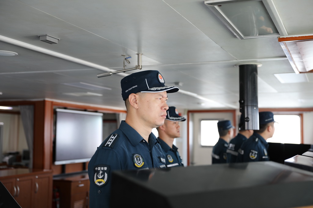 3月12日，中国海警万山舰编队执法员在驾驶室值班。