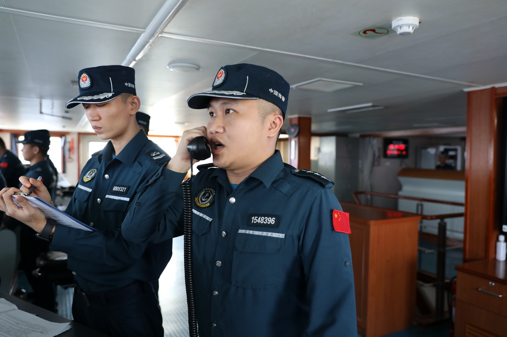 3月7日，中国海警万山舰执法员向蓄意侵闯黄岩岛领海的菲律宾船只喊话。