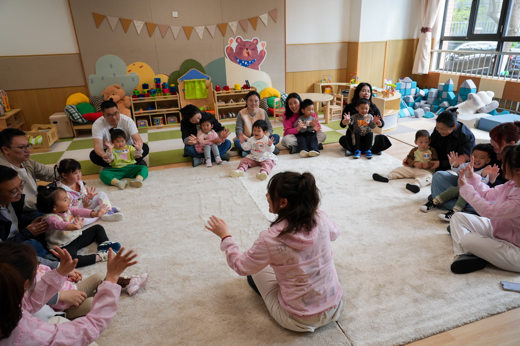 4月1日，在北京市丰台区第五幼儿园，老师带小朋友做游戏。