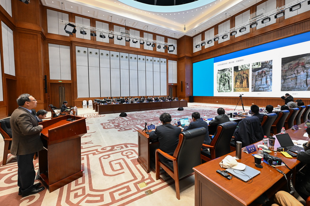3月30日,与会中方专家(左一)在中意文化遗产保护修复国际圆桌会议上向意方专家介绍中方文化遗产保护修复情况。