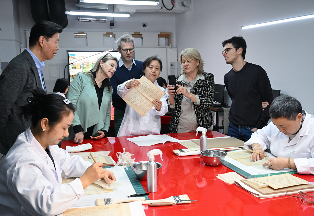 4月2日，參加中意文化遺產保護修復國際圓桌會議的意方專家在位於北京的中國歷史研究院圖書檔案館文獻修復室參觀了解該館古籍修復技術。