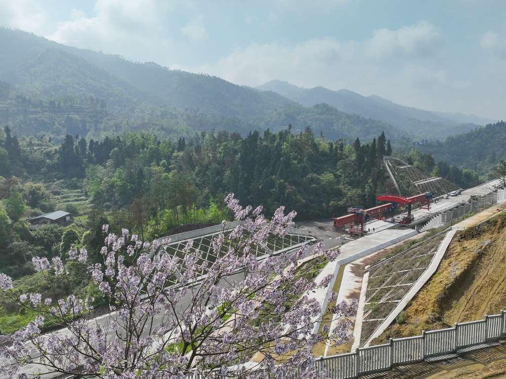 4月3日在四川省达州市拍摄的西渝高铁康渝段槽沟中桥架梁作业现场（无人机照片）。