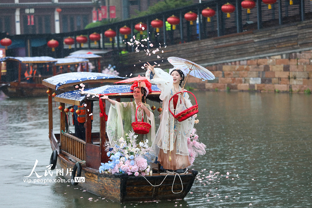 浙江德清：水上撒蚕花 祈愿蚕桑丰收