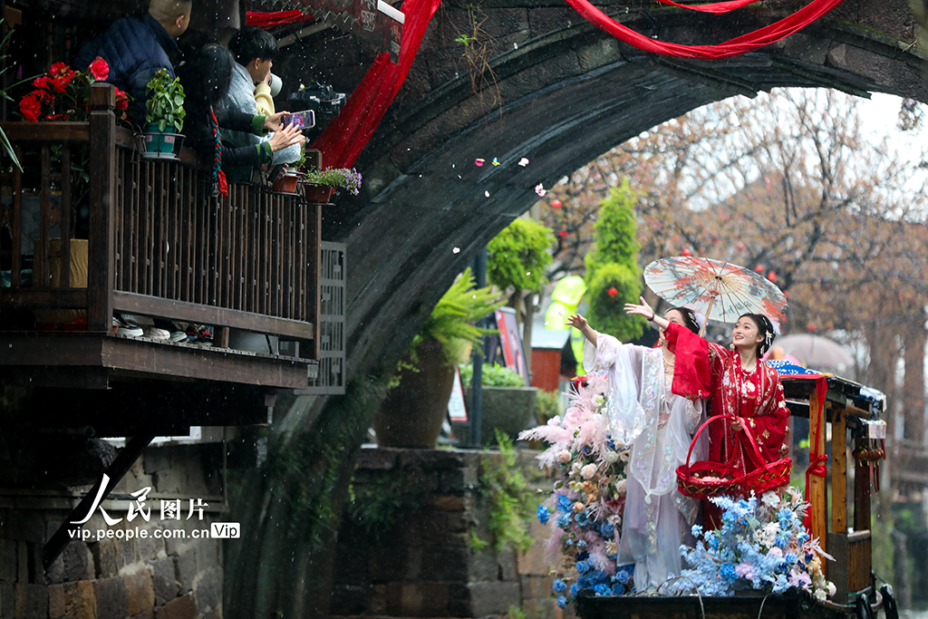 浙江德清:水上撒蚕花 祈愿蚕桑丰收【8】