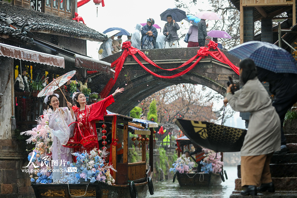 浙江德清：水上撒蚕花 祈愿蚕桑丰收【2】