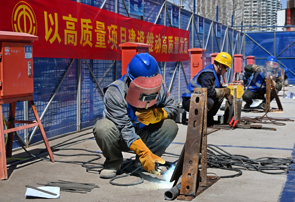 4月8日，在青島市南京路1號項目比賽現場，選手參加電焊工個人賽。