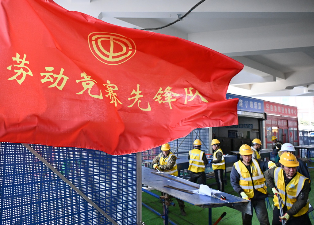 4月8日，在青島市南京路1號項目比賽現場，選手參加鋼筋工團體賽。