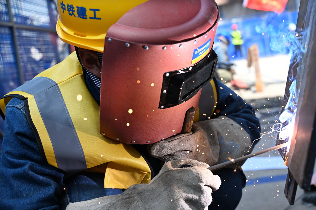 4月8日，在青島市南京路1號項目比賽現場，一名選手在電焊工個人賽中。
