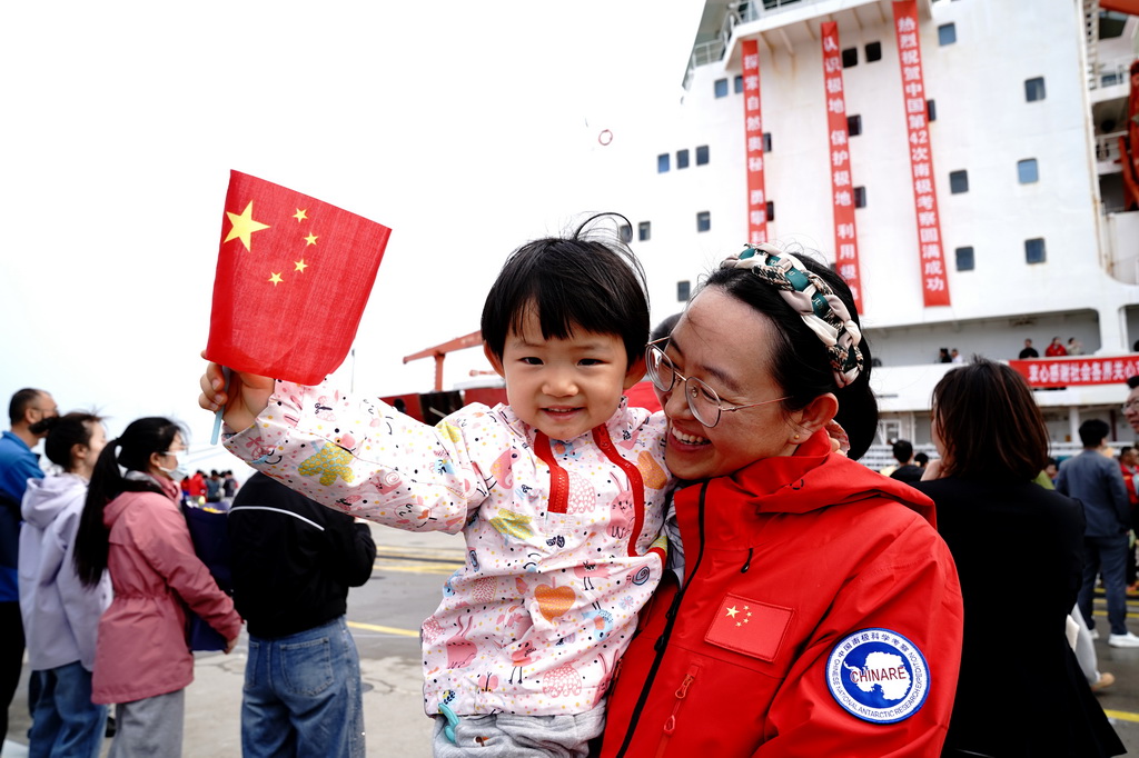 4月9日,中国第42次南极考察队队员(右)与家人团聚。