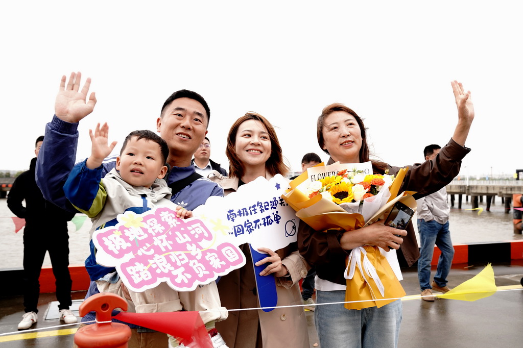 4月9日，人們在碼頭迎接中國第42次南極考察隊凱旋。