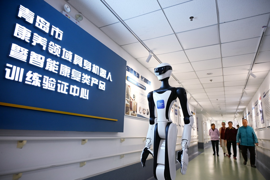 4月9日,在青岛市康养领域具身机器人暨智能康复类产品训练验证中心,机器人在引导访客参观。