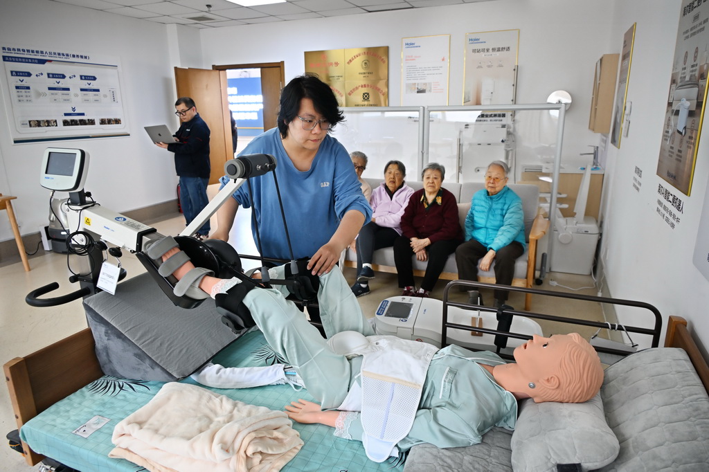 4月9日,在青岛市康养领域具身机器人暨智能康复类产品训练验证中心,工作人员在演示下肢康复机器人功能。