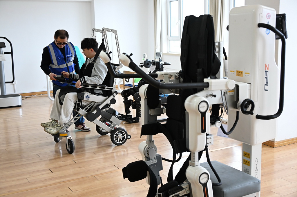 4月9日，在青島市康養領域具身機器人暨智能康復類產品訓練驗証中心，工作人員在對行走機器人進行測試和驗証。