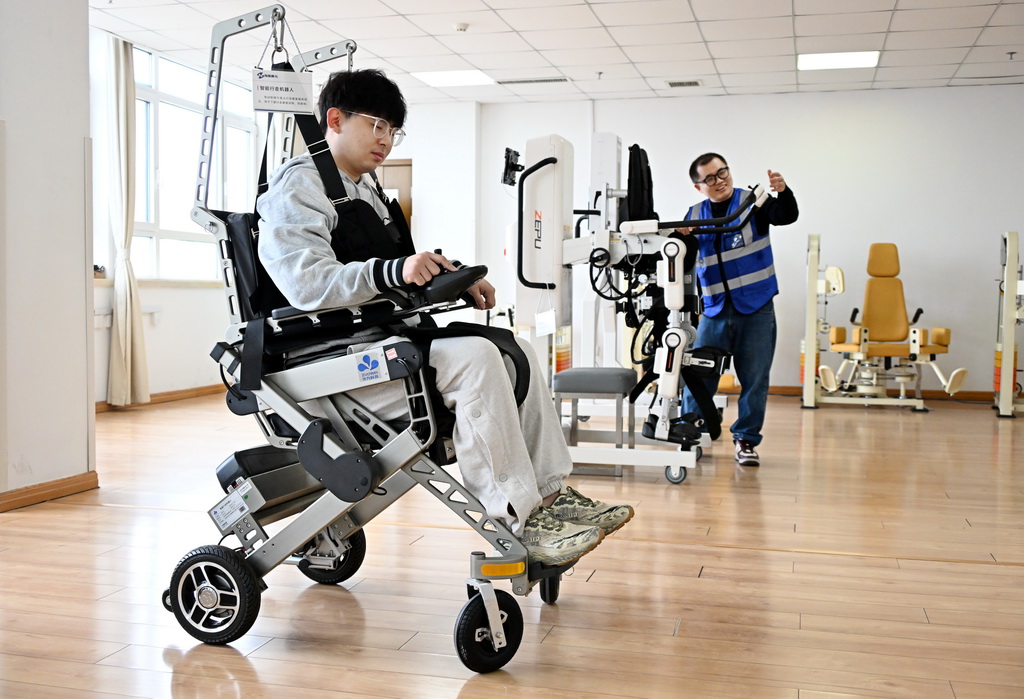 4月9日，在青島市康養領域具身機器人暨智能康復類產品訓練驗証中心，工作人員在對行走機器人進行測試和驗証。