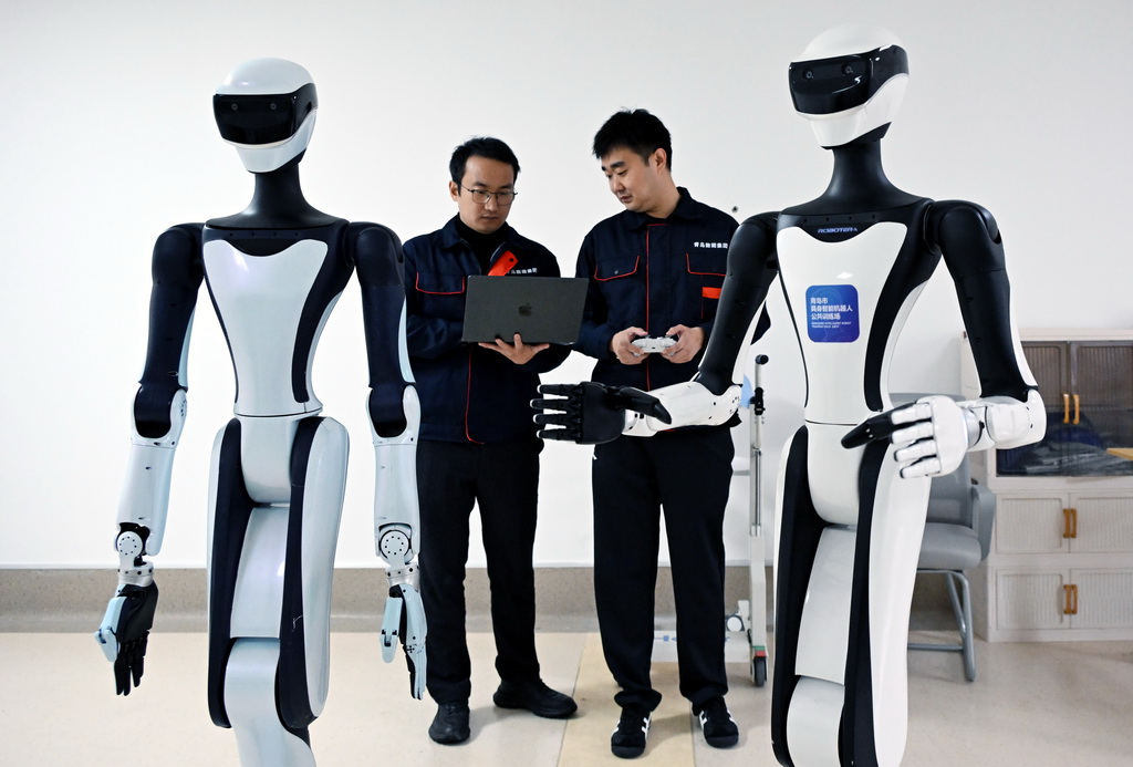 4月9日，在青島市康養領域具身機器人暨智能康復類產品訓練驗証中心，訓練師在對機器人進行場景訓練。