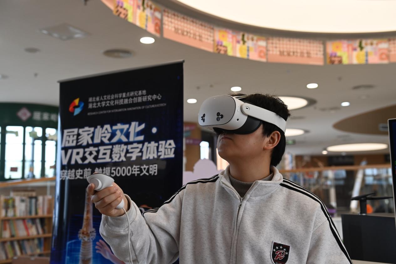 游客在屈家岭遗址博物馆体验VR设备。陈斌摄