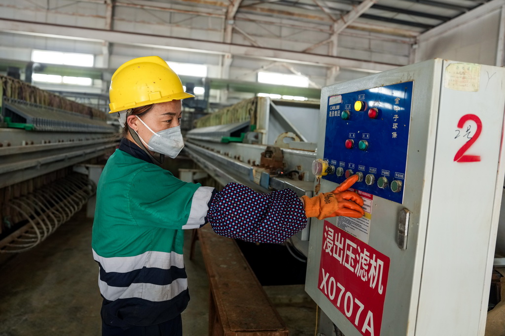 4月13日，在金昌神泥科技有限公司浸出车间，工作人员操作压滤机进行压滤作业。