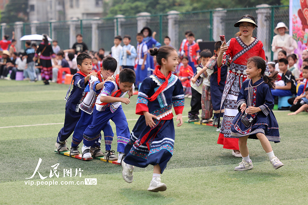 广西钦州：载歌载舞喜迎“三月三”