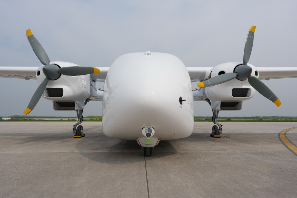 4月15日，HH-200航空商用无人运输系统在航空工业民机试飞中心渭南运营基地完成首飞。
