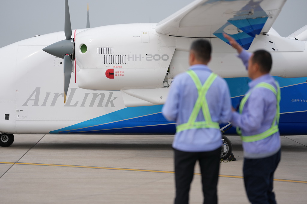 4月15日，HH-200航空商用无人运输系统在航空工业民机试飞中心渭南运营基地完成首飞。