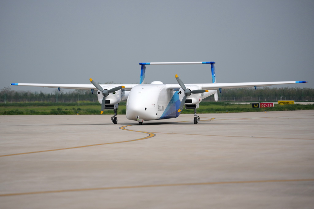 4月15日，HH-200航空商用无人运输系统在航空工业民机试飞中心渭南运营基地完成首飞。