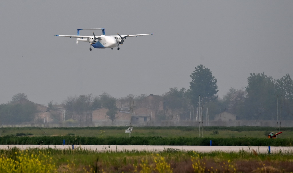 4月15日，HH-200航空商用无人运输系统在航空工业民机试飞中心渭南运营基地降落。