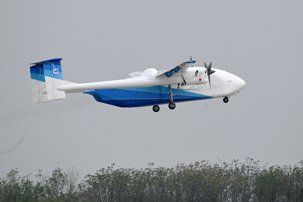 4月15日，HH-200航空商用无人运输系统在航空工业民机试飞中心渭南运营基地起飞。