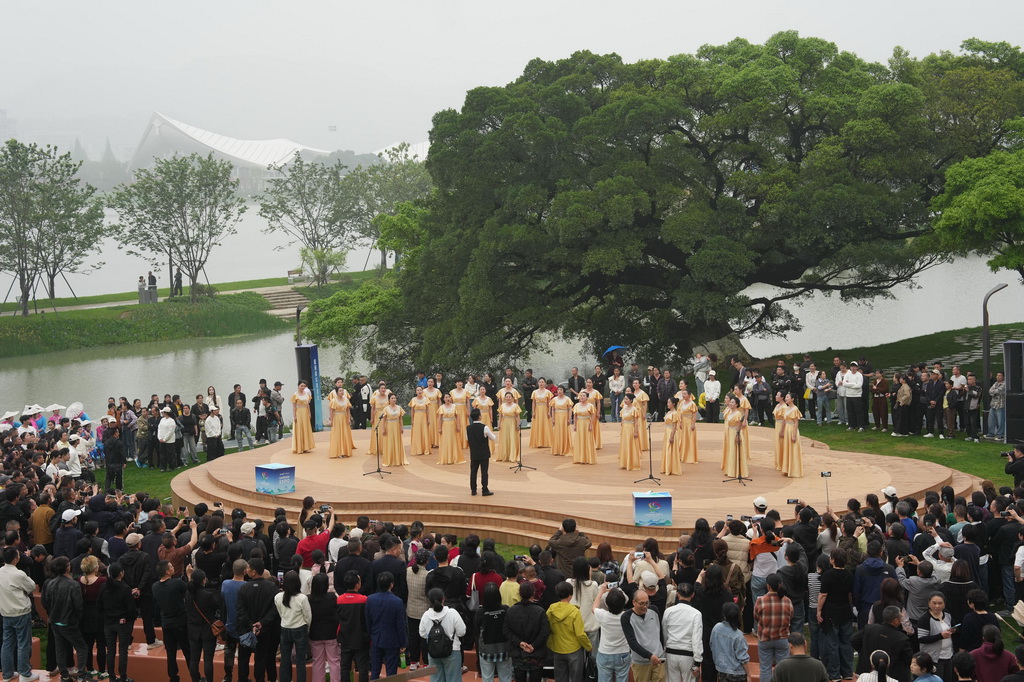 4月15日，游客在温州园博园省市城市展园观看文艺表演。