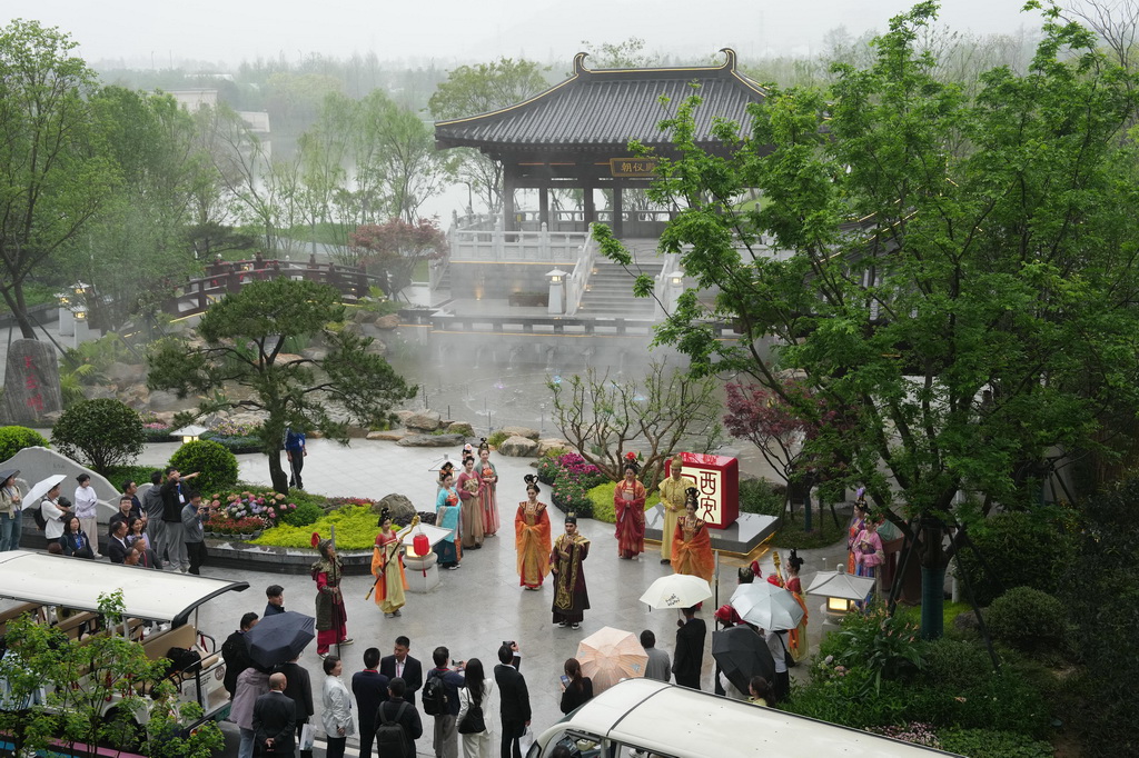 4月15日，游客在温州园博园省市城市展园西安园参观。
