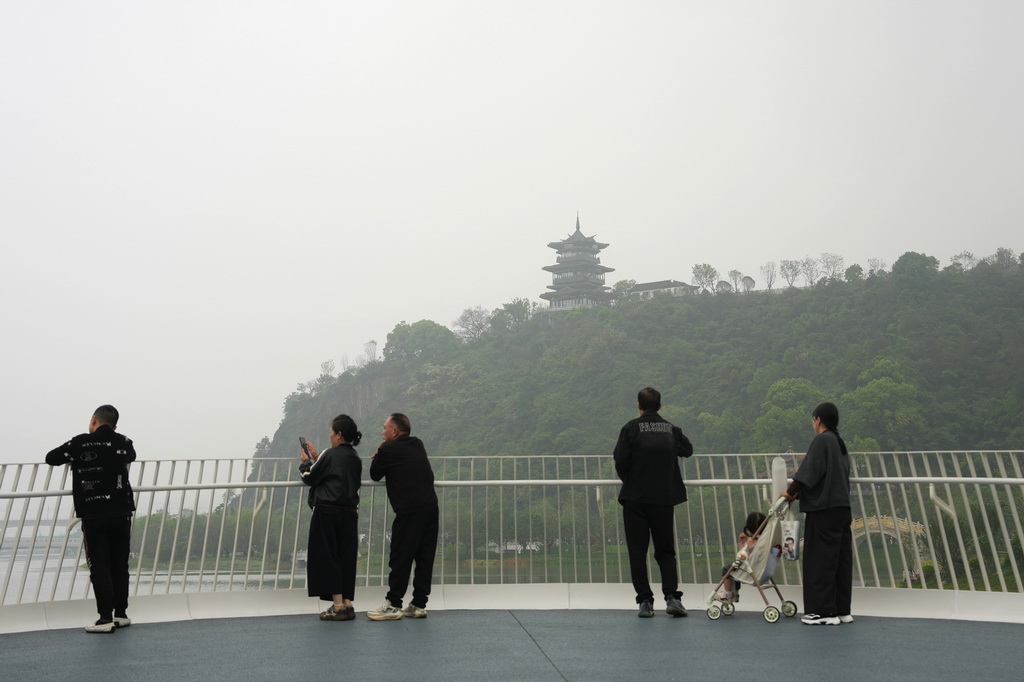 4月15日，游客在温州园博园游览。