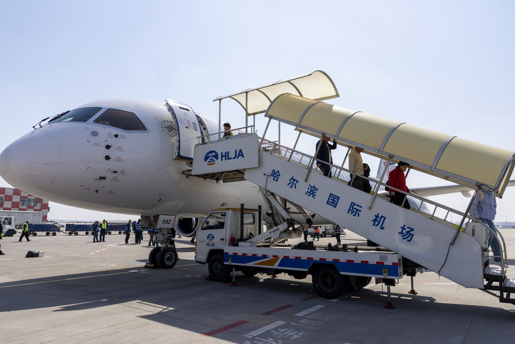 4月15日，在哈尔滨太平国际机场，旅客从MU5631航班下机。