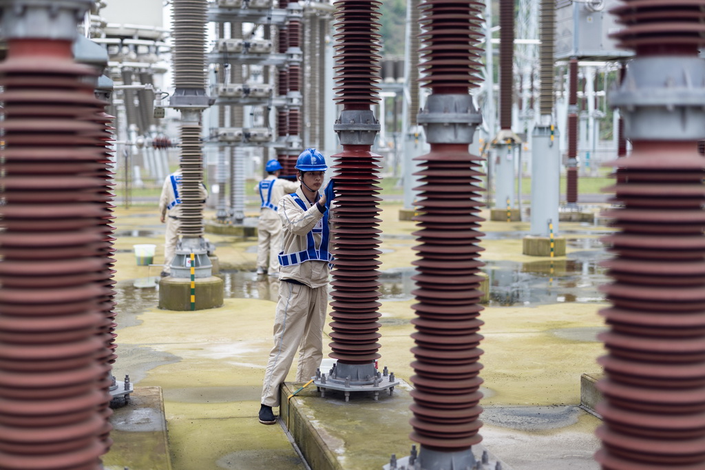 4月15日，檢修人員在“疆電入渝”工程渝北換流站直流場及接地極區域檢修。