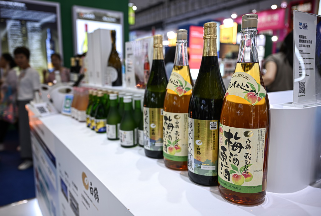 4月16日在第六届消博会现场拍摄的日本酒饮。新华社记者 蒲晓旭 摄
