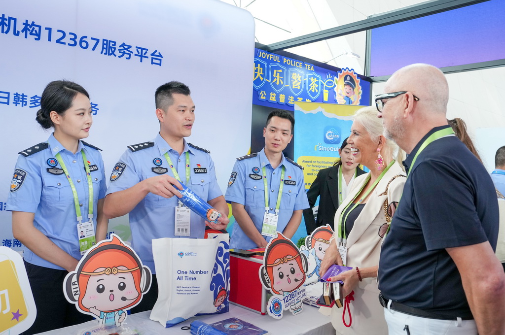 在第六届消博会主场馆，海口边检总站民警为外籍参会嘉宾宣介12367服务平台和海南移民管理便利政策（4月15日摄）。新华社记者 杨冠宇 摄
