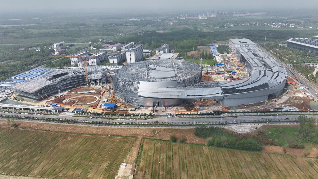 4月15日拍摄的紧凑型聚变能实验装置（BEST）建设现场（无人机照片）。新华社记者 周牧 摄