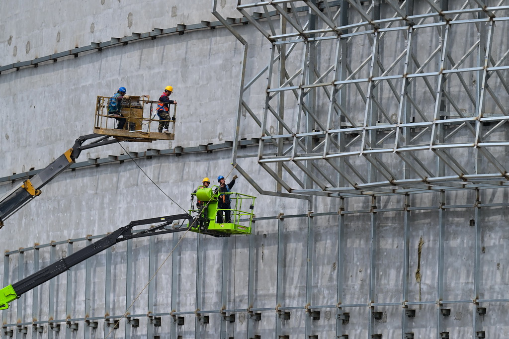 4月15日，施工人员在紧凑型聚变能实验装置（BEST）建设现场忙碌。新华社记者 周牧 摄