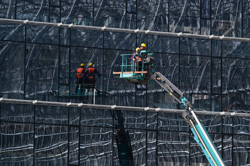 4月15日，施工人员在紧凑型聚变能实验装置（BEST）建设现场忙碌。新华社记者 周牧 摄