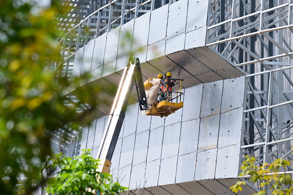 4月15日，施工人员在紧凑型聚变能实验装置（BEST）建设现场忙碌。新华社记者 傅天 摄